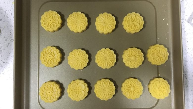 杏仁酥饼,把每一个面团都按压出形状,均匀放在烤盘内