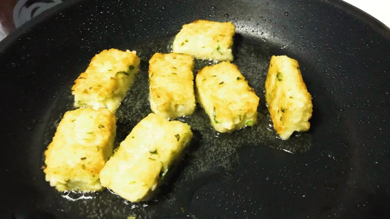 马铃薯与隔夜饭的完美邂逅,煎到金黄色,翻面。