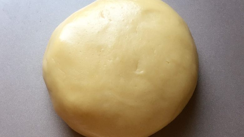 爱心饼干,用手和成面团,盖上保鲜膜松弛10分钟。