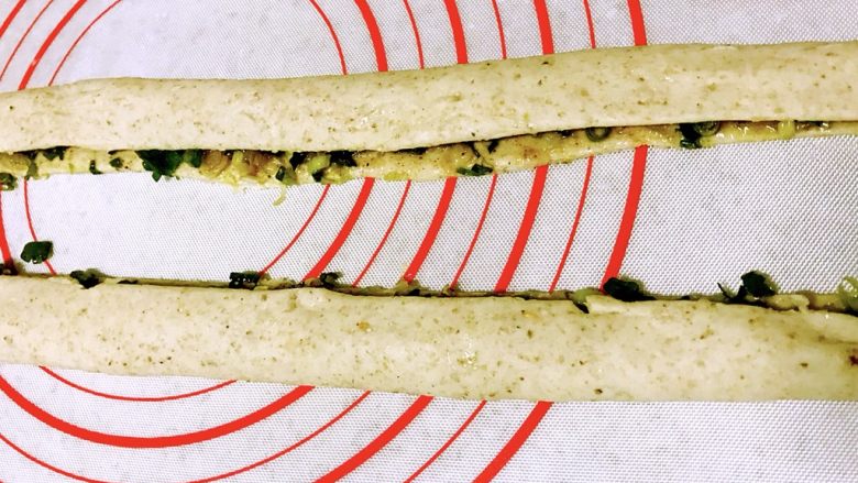 燕麦葱油饼,吃出营养新高度,用刀从中间切开。