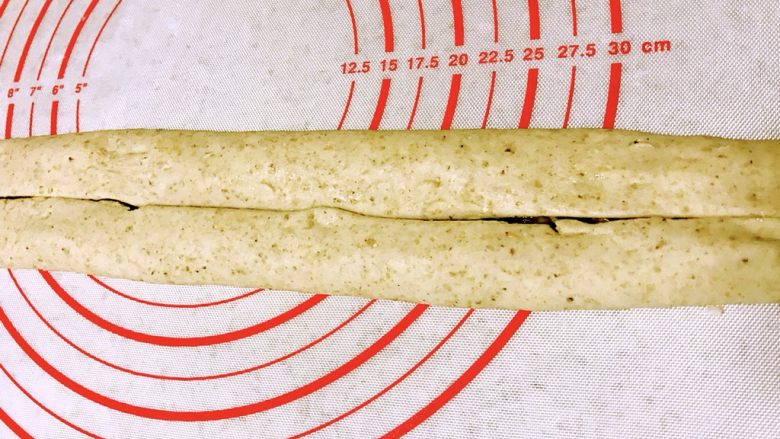 燕麦葱油饼,吃出营养新高度,从两侧向中间卷起。