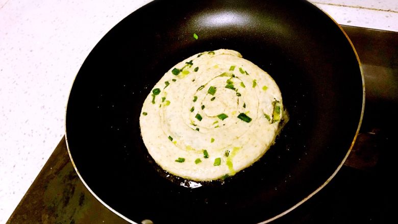 燕麦葱油饼,吃出营养新高度,平底锅烧热放几滴油,小火入饼,煎成金黄色后,翻面煎另一面呈金黄色,出锅。