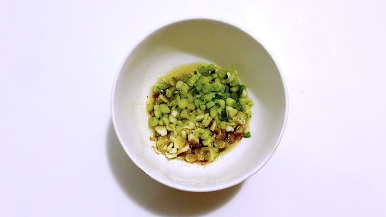 燕麦葱油饼,吃出营养新高度,碗中放入葱白和<a style='color:red;display:inline-block;' href='/shicai/ 744'>五香粉</a>,倒入烧好的油。