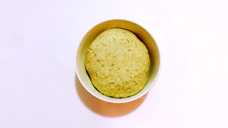 燕麦葱油饼,吃出营养新高度,揉成面团盖保鲜膜,放一旁醒20分钟。