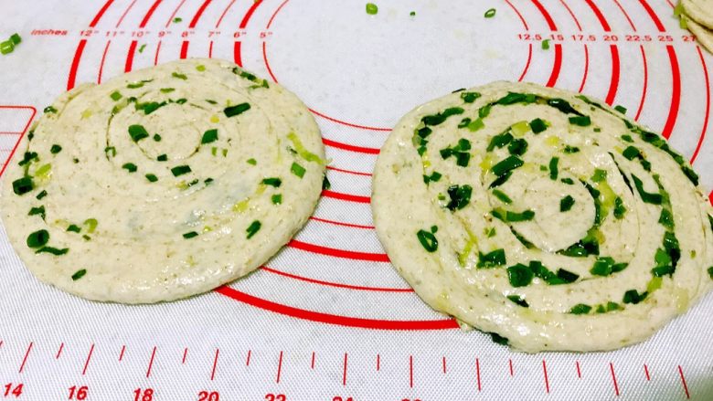 燕麦葱油饼,吃出营养新高度,轻轻擀成薄圆形。