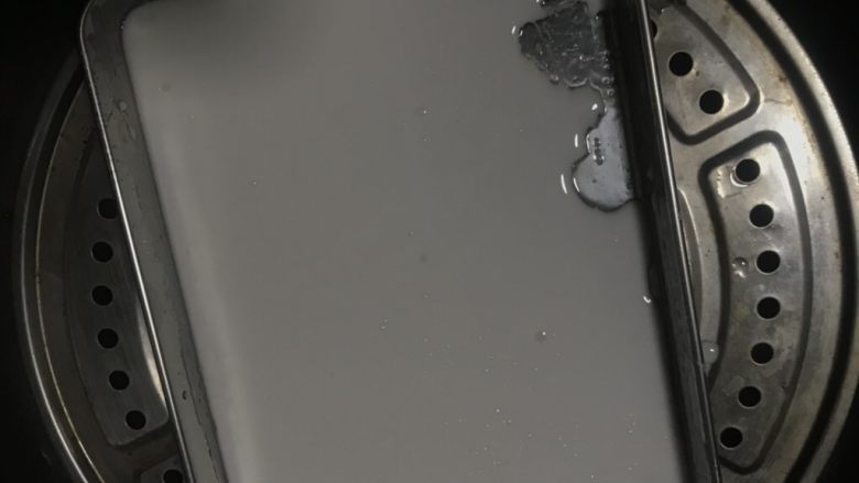 零失败广式肠粉,倒入少许肠粉液