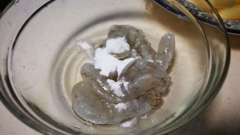 玉子豆腐虾,加入生粉