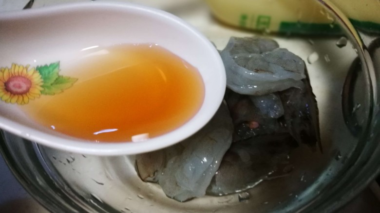 玉子豆腐虾,加入料酒