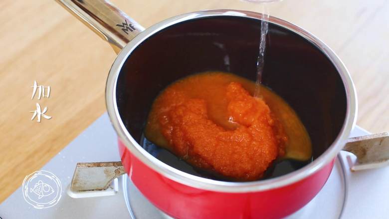 8m+豆腐蛋黄糊(宝宝辅食),胡萝卜泥倒入小锅中,加少量的水,小火煮~
