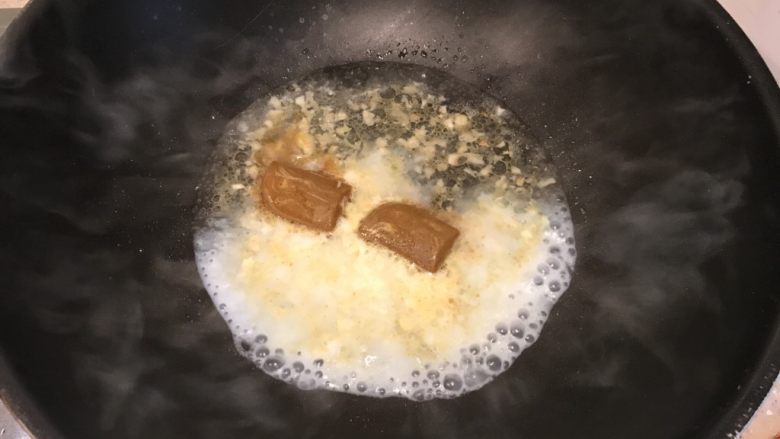 蘑菇小姐便当,热锅倒适量油,放入蒜泥爆香,加一小碗水,一点牛奶,两块<a style='color:red;display:inline-block;' href='/shicai/ 693'>咖喱</a>膏,小火炒化