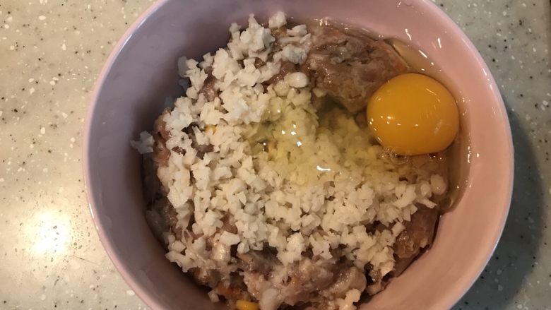 蘑菇小姐便当,加入肉馅里,我这个是之前包包子多的肉馅,里面有胡萝卜、洋葱、玉米,你可以按照自己喜欢加入食材,打入一个鸡蛋,加盐,胡椒粉等,调下味道