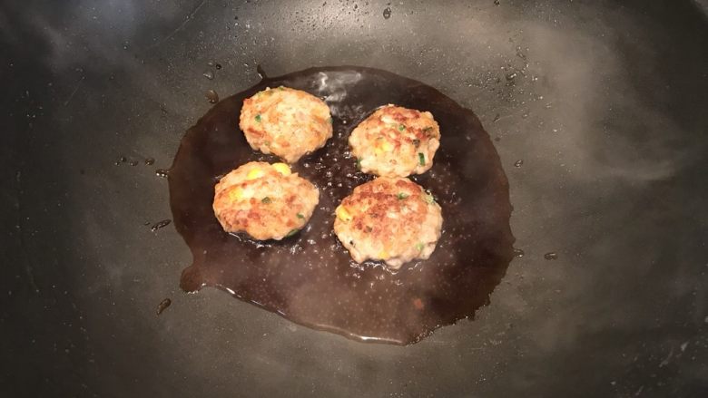 蘑菇小姐便当,煎完拿出,锅里放一点点水,蚝油,红烧汁,烧开,再放回肉饼