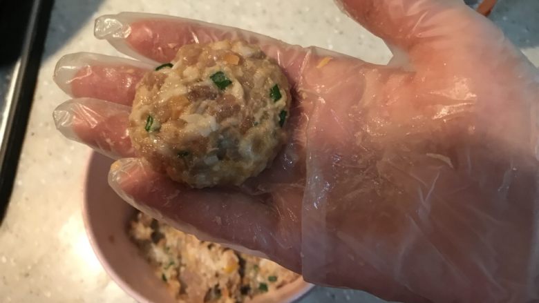 蘑菇小姐便当,用手抓一块肉馅,捏成小圆饼,在两个手心里来回甩,明白吗?就像拿了一块烫手山芋扔了可惜,来回丢,目的是让肉饼上劲,煎的时候不易散