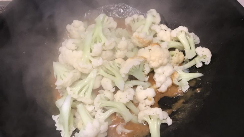蘑菇小姐便当,倒入焯好放花菜,翻炒收汁,尝下味道,咖喱块本来就带味道,口重的可以放适量盐