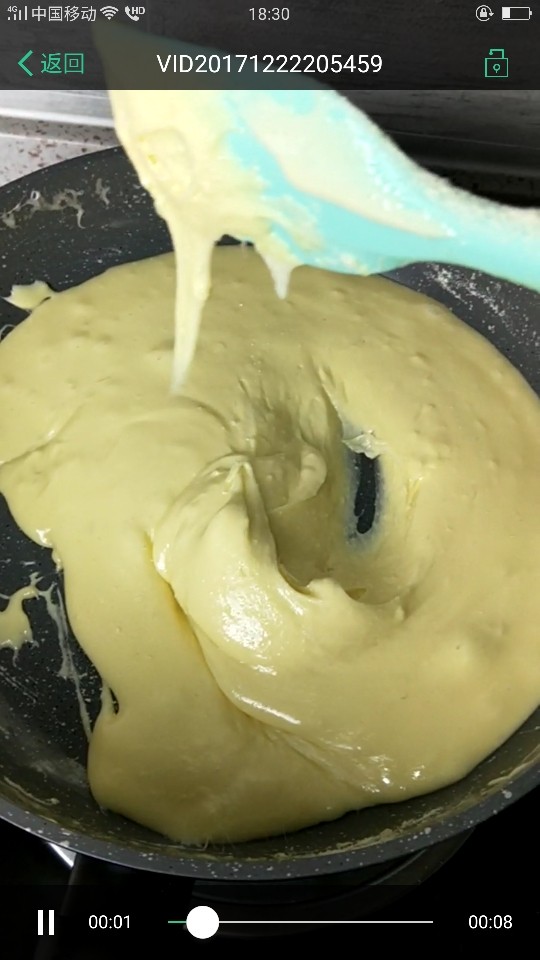 Q软牛杂糖,这是混合好以后的状态,提起刮刀会慢慢滴落。