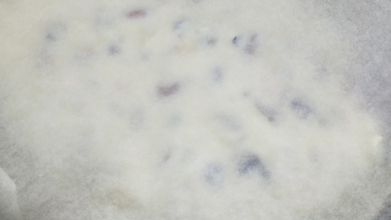 Q软牛杂糖,表面再压一张油纸,先用手轻轻按压平铺均匀。