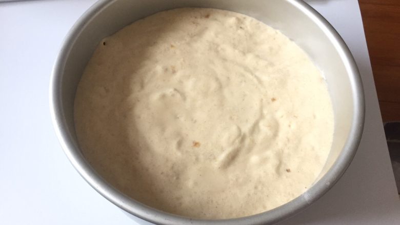 香蕉戚风蛋糕,慢慢倒入八寸蛋糕模具,震几下,震出气泡,放入预热好的烤箱150度,50分钟左右,至熟即可(具体时间根据自家烤箱脾气)
后期如颜色太深可盖上锡纸或烤纸