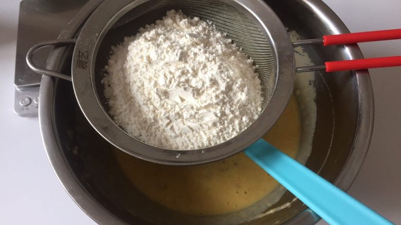 香蕉戚风蛋糕,筛入低粉拌匀(翻拌)