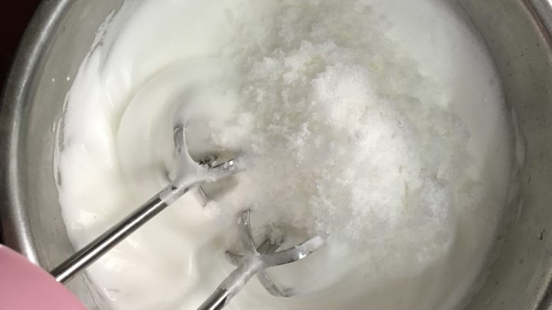 八寸南瓜戚风蛋糕,继续用高速打至蛋白无流动状态,再加入三份之一白砂糖。