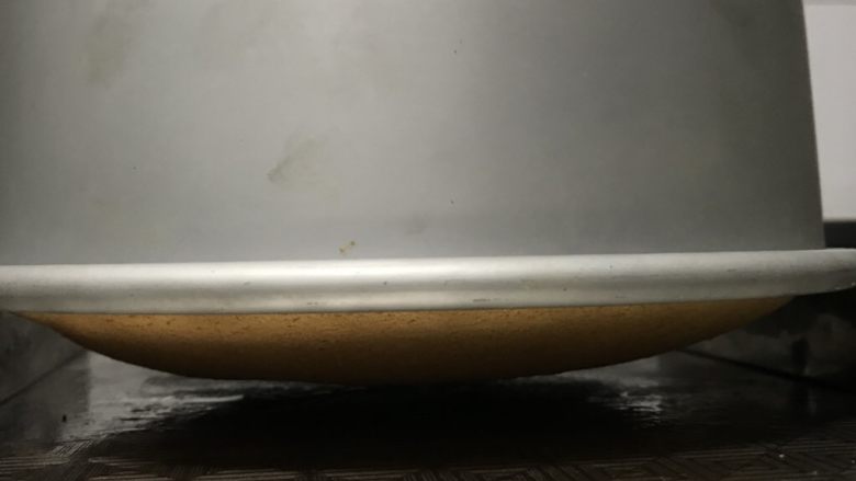 八寸南瓜戚风蛋糕,出炉后立即震二下,立即倒扣在二个不锈钢方管上。