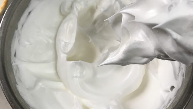 八寸南瓜戚风蛋糕,继续用电动打蛋器中低速打至硬性发泡,拉起打蛋头有直立的小尖尖为好。