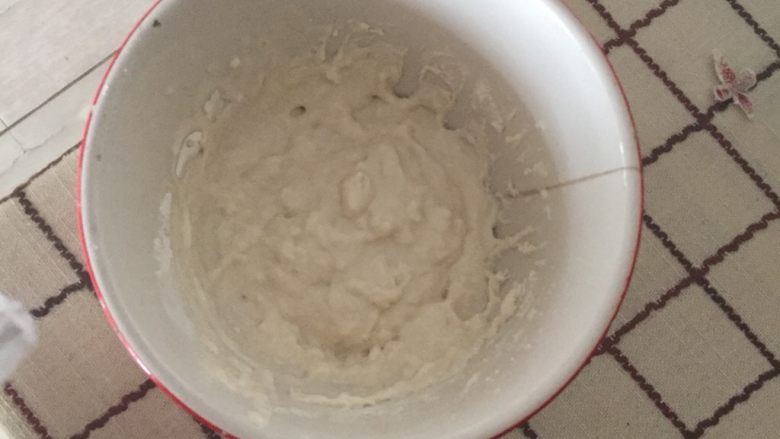 可可麻薯软欧,液种部分的材料混合到一个碗里,搅拌均匀,室温发酵长高之后明显回落即可,这个酵种不看时间,看状态
