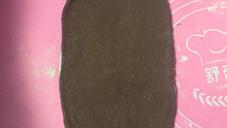 可可麻薯软欧,醒好的面团擀成长方形,如果面团比较黏手的话,可以适当撒些手粉