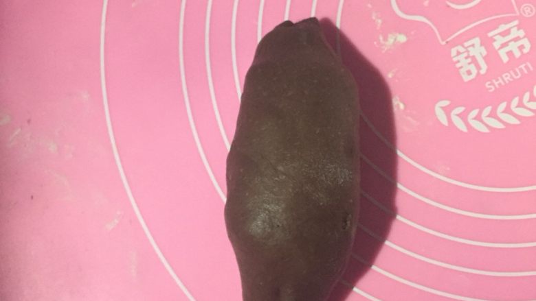 可可麻薯软欧,从一头轻轻卷起,卷好之后将两头用手轻轻的捏一下
