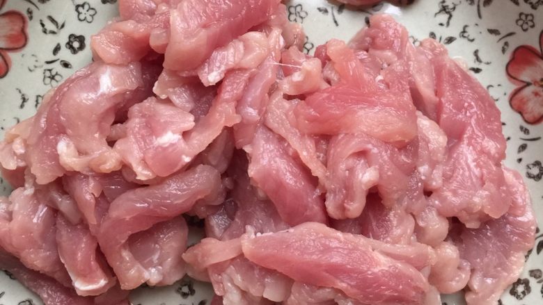 青椒榨菜炒肉丝,瘦肉洗干净先切成片,再切成丝,不要太细容易碎