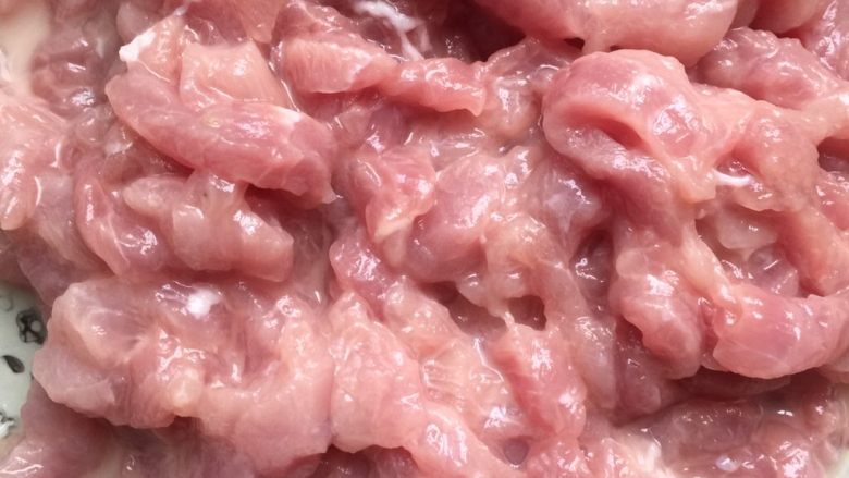 青椒榨菜炒肉丝,加入适量清水上手抓均匀,让每个肉丝都挂上浆