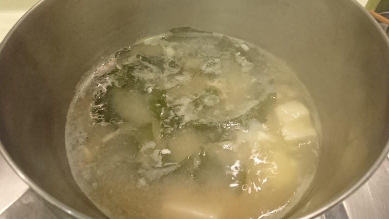 鹽巴燒烤秋刀魚,煮一鍋味增豆腐湯。