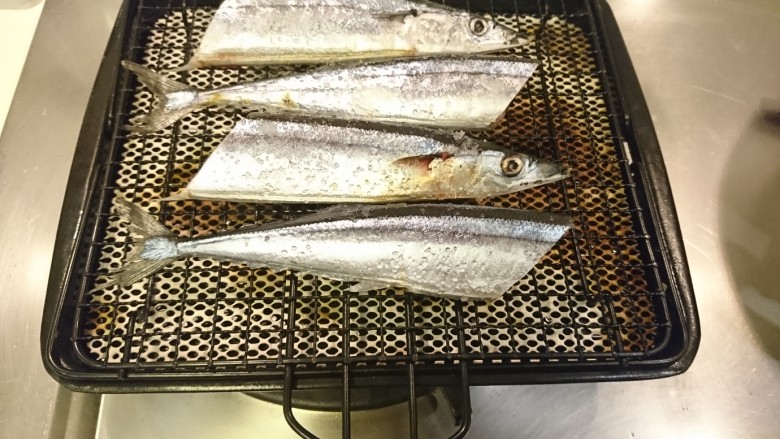 鹽巴燒烤秋刀魚,直接把魚放上預熱好的燒烤網上,直到底部那面乾燥再翻面!再以相同的方法烤另一面。然後翻面、翻面…