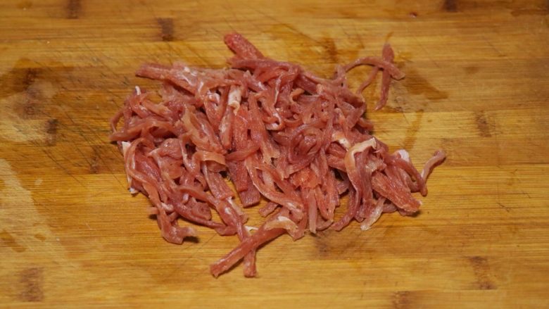 尖椒肉丝拌面,<a style='color:red;display:inline-block;' href='/shicai/ 36861'>猪里脊肉</a>切丝,我用的小里脊