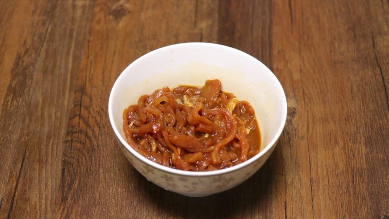 尖椒肉丝拌面,搅匀,腌制10分钟