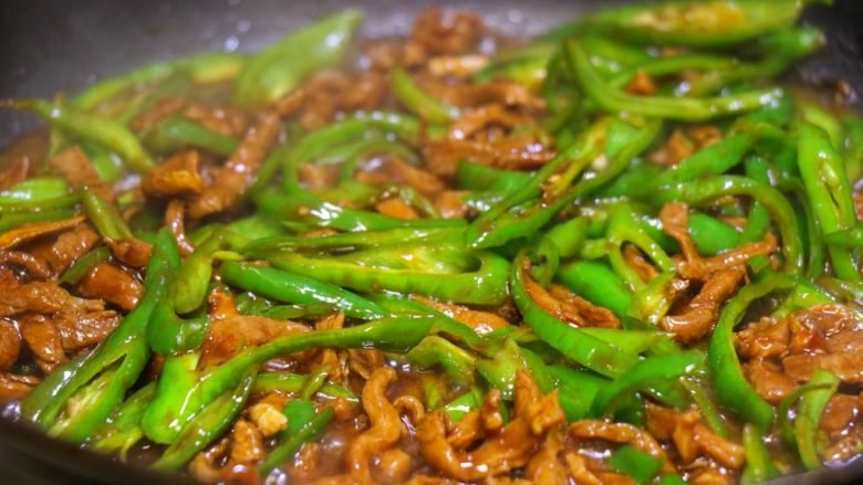 尖椒肉丝拌面,这时可以顺着锅边加一点热水,一点点就可以了,这样拌面吃不会太干