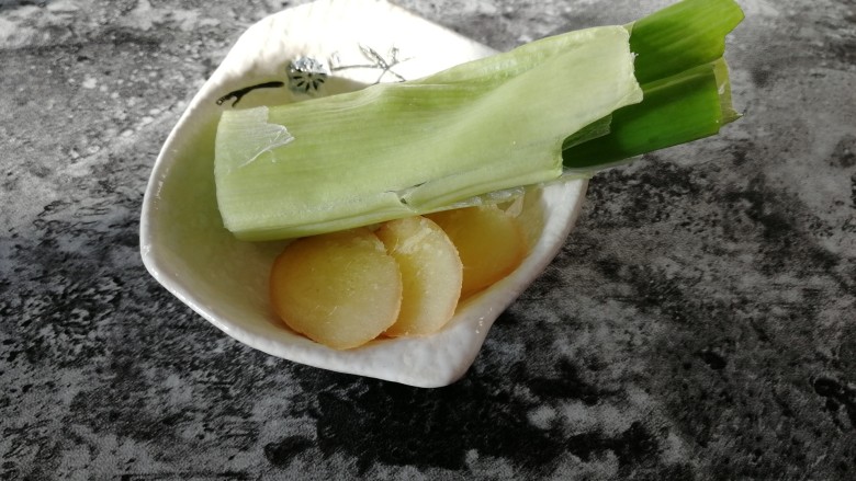厨房挑战_荤菜_蒜黄虾仁肉混沌,葱,姜