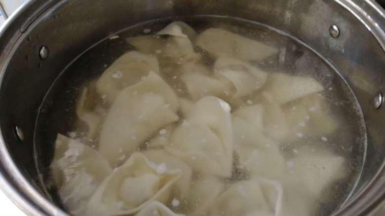 厨房挑战_荤菜_蒜黄虾仁肉混沌,烧开水,煮混沌