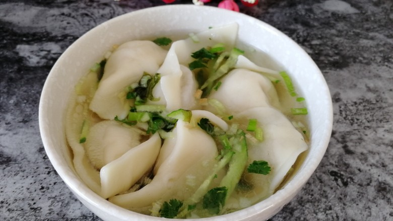 厨房挑战_荤菜_蒜黄虾仁肉混沌,盛一碗,嗮一嗮吧。
