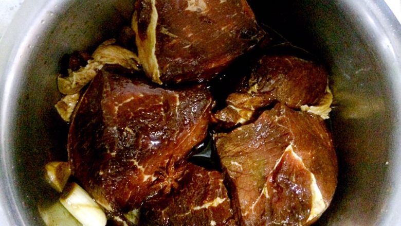 秘制酱牛肉,中间拿出翻面,还要用牙签扎。