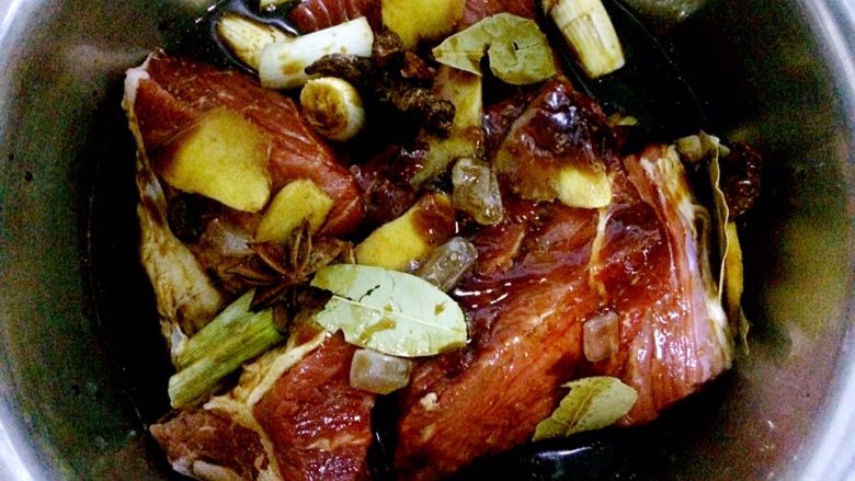 秘制酱牛肉,放入<a style='color:red;display:inline-block;' href='/shicai/ 788'>生抽</a>,最好淹没牛肉,或者和牛肉持平。