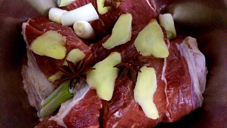 秘制酱牛肉,放入<a style='color:red;display:inline-block;' href='/shicai/ 695'>八角</a>,花椒