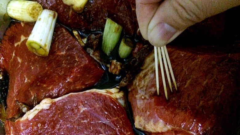 秘制酱牛肉,用牙签扎起来,多扎几下。放入冰箱冷藏24小时。