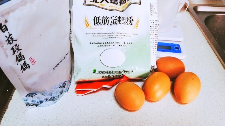 红糖蛋黄纸杯蛋糕,备好食材。