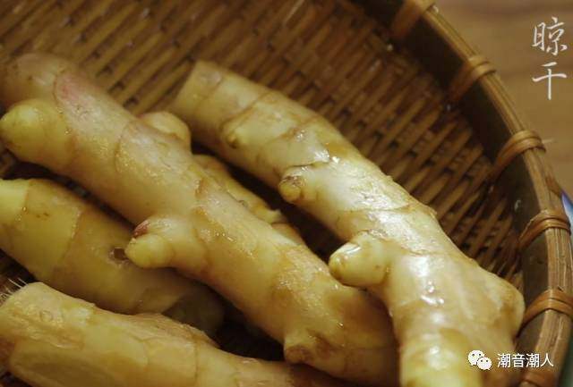 潮汕豆酱姜,❥ 将洗好的稚姜放置一旁晾干