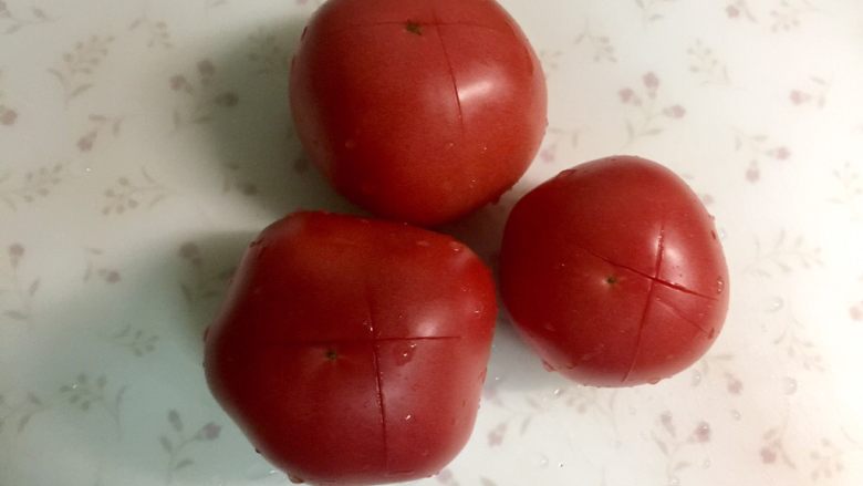 快手暖胃番茄火锅,<a style='color:red;display:inline-block;' href='/shicai/ 59'>番茄</a>洗净,在面上划“十”字刀口。