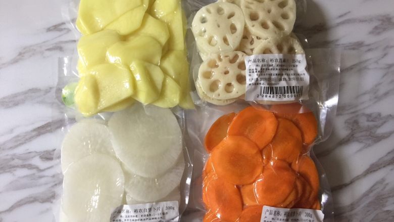 快手暖胃番茄火锅,还买了食材包,这个更方便,都不用洗也不用切,打开包装就可以用了。没有食材包的话,可以自己把喜欢吃的蔬菜洗净切片。