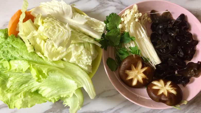 快手暖胃番茄火锅,这是在盒马鲜生买的火锅菜A套餐,很方便,把套餐里的各种食材洗干净。