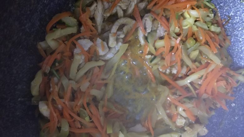 青椒榨菜炒肉丝,继续翻炒均匀,加入一点盐