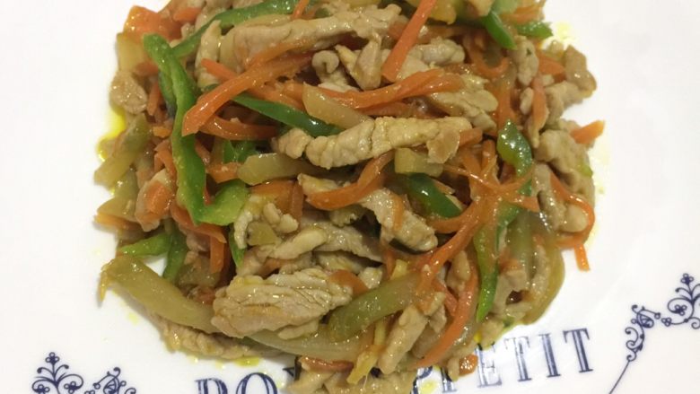 青椒榨菜炒肉丝,出锅啦……