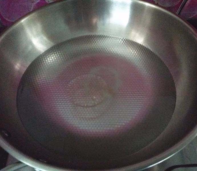 圣诞树,锅中水开:加少许食盐、滴点食用油